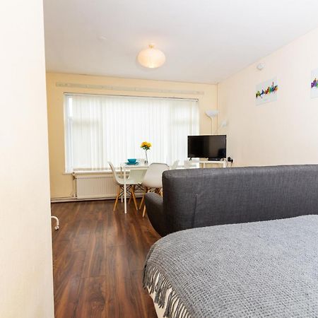 Ferienwohnung Studio In Stretford With Great Transport Links Manchester Exterior foto