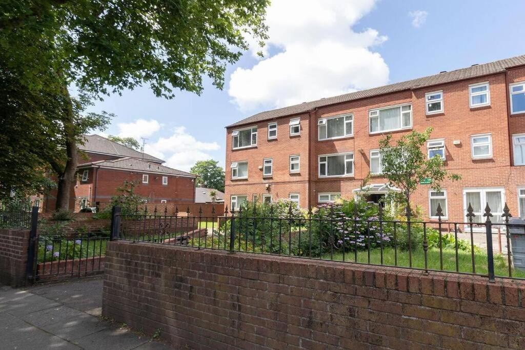 Ferienwohnung Studio In Stretford With Great Transport Links Manchester Exterior foto